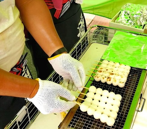 だんご焼き作業